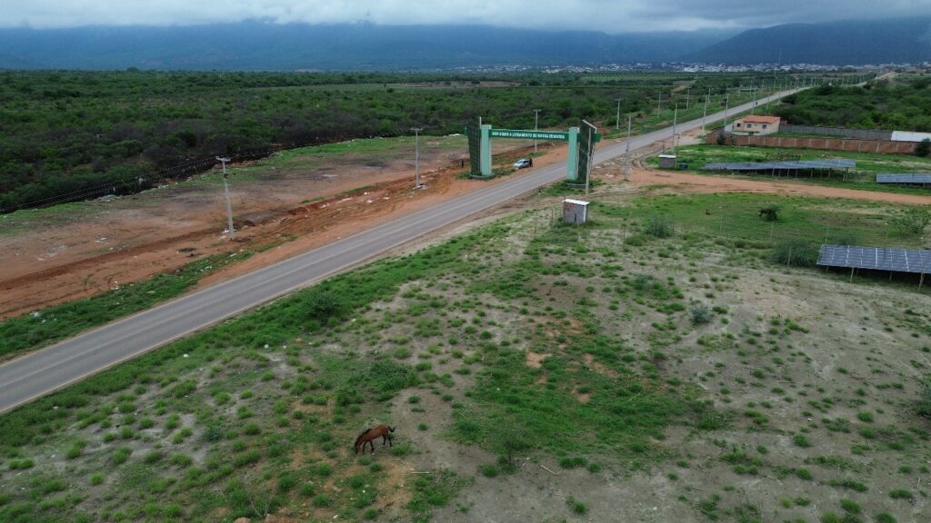 LIMPEZA DE ÁREAS PÚBLICAS – Prefeitura promove intensa remoção de lixo