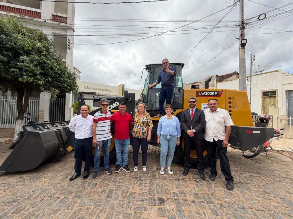 Livramento de Nossa Senhora recebe pá carregadeira adquirida por meio de emenda parlamentar