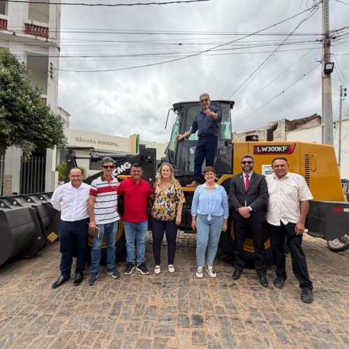 Livramento de Nossa Senhora recebe pá carregadeira adquirida por meio de emenda parlamentar