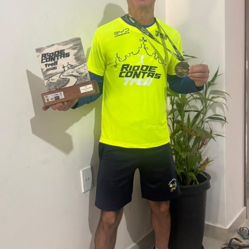 ESPORTE – Osmar Sacola, maratonista livramentense, conquista taça e medalha na competição trilhas do Rio de Contas Trail 2026